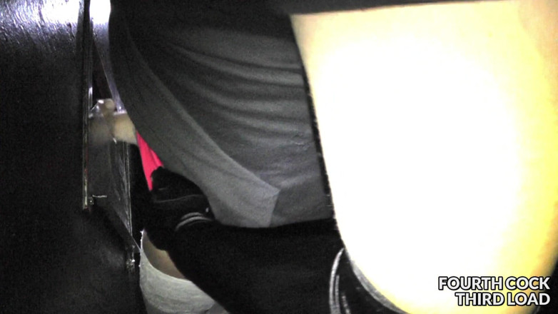Tranny 4 cock: Suger av 6 tuppar i gloryhole