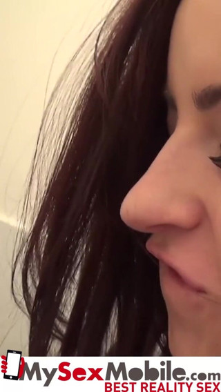 MySexMobile: Morena nena mamada y anal grabada en el baño - mysexmobile