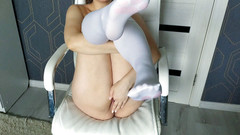 QiqiC6: Russisches mädchen spielt mit muschi