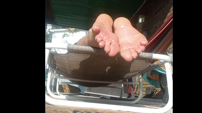 Midsouth Foot Fetish: 我想要撸管的油腻脚底也脱了下来，告诉我这件事