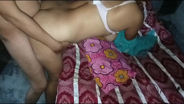 Savita5343: Indianca Bhabhi a fost futută de două pule, o banană și...
