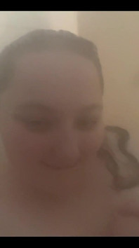 Une BBW joue sous la douche