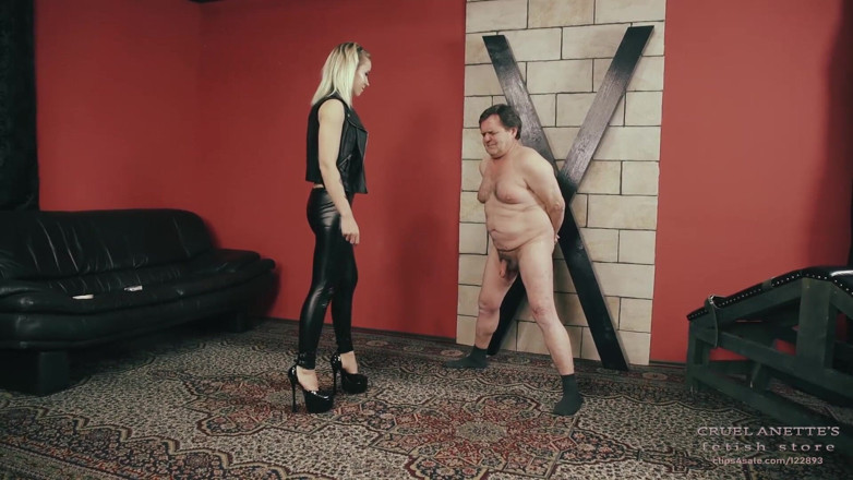 Cruel Anettes fetish world: Anette's huge kicks