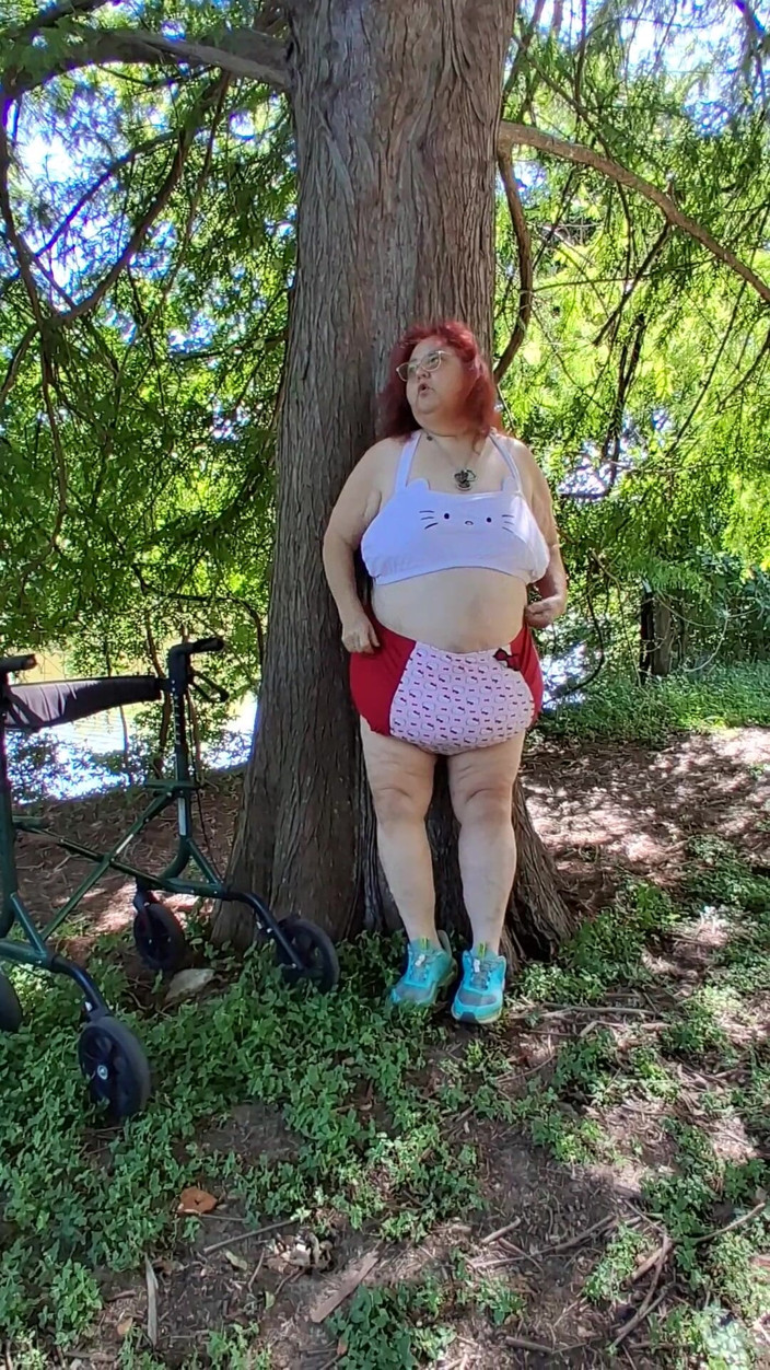 BBW nurse Vicki adventures with friends: İri güzel hemşire Vicki bikinili takım elbisesiyle hello kitty ile...
