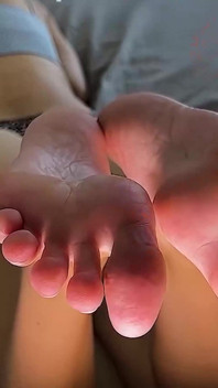 Sehr vertraute szene, in der stieftochter mir neue turnschuhe zeigt und dann meinen schwanz mit ihren kleinen füßen behandelt