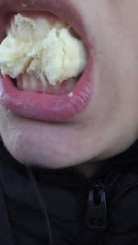 Sora mea vitregă indiană suge banana în mașină și face fetiș cu gură după ce suge banana și o mănâncă