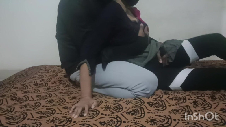 Meena aur James: Meena Bhabhi si užívá romantický sex s přítelem manžela