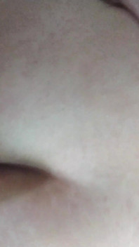 Vedo il grosso culo della mia ragazza nella camera da letto e sono eccitato di inserire il mio grosso cazzo