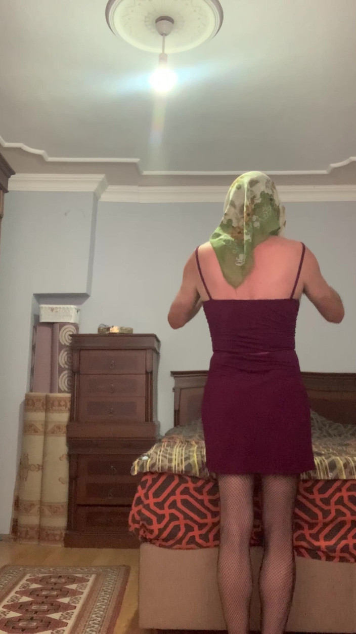 cd_aysemmm: la mia matrigna hijabi con il culo grosso si spoglia