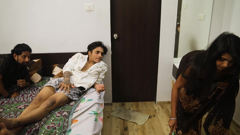 RIABHABI: Due fratellastro hanno scopato il suo servo sexy, una storia...