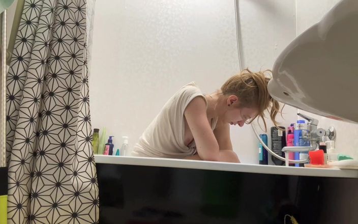 Holy Harlot: Kamera di kamar mandi cewek rambut pirang