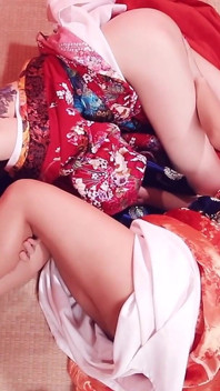 Sotto il kimono - due troie scopano duro e forte.