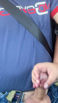 Amateur masturbación con la mano en el coche