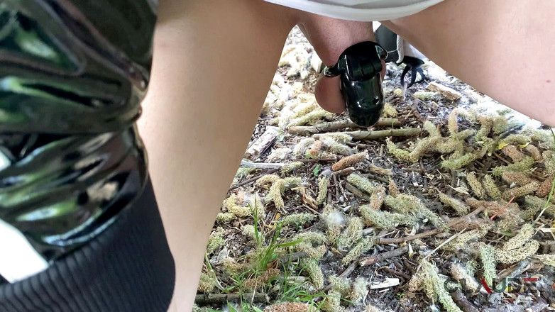 Claude Nikotine: Venkovní Twink Urinal