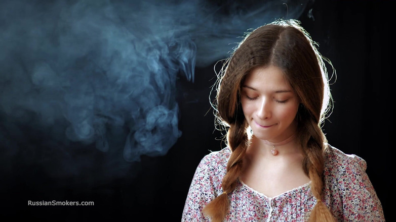 Russian Smokers: Sexy russisches mädchen, das zigarette raucht, langsam necken