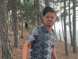 MelaniRincon: Orman cadısı savunmasız bir adamla sikişiyor