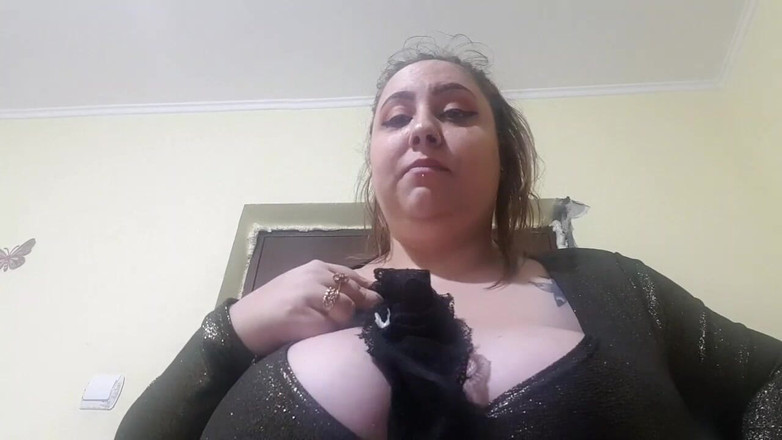 LoraBbw: La matrigna ti ha beccato con le sue mutandine