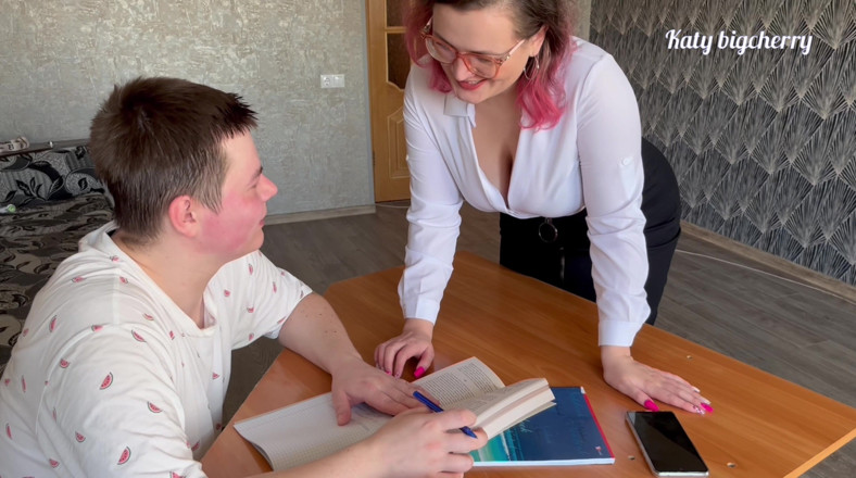 Katybigcherry: Meu professor viu meu pau duro depois da aula e...