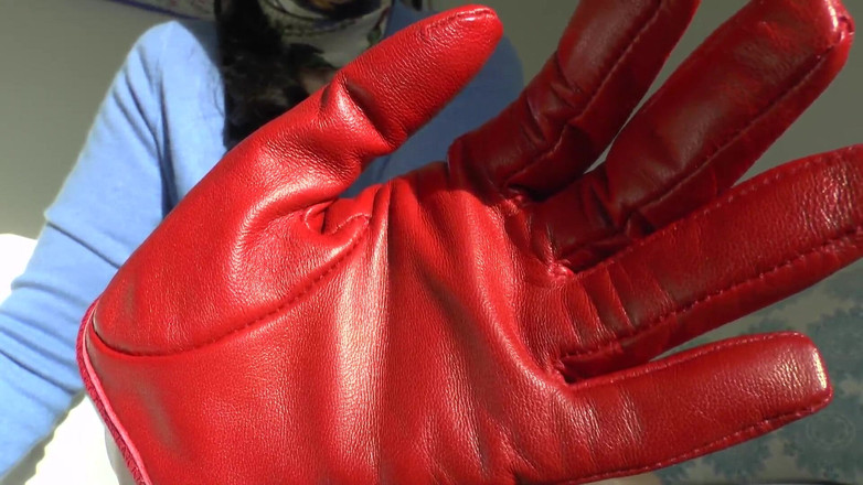 Lady Victoria Valente: Dnes je váš den vystřiku! Čichání červených kožených rukavic, Lady Victoria Valente