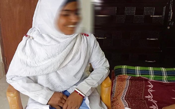 Sabina244: Student neukt vriend terwijl leraar niet thuis was