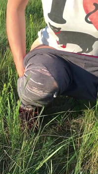 Pisciare nell'erba in un prato