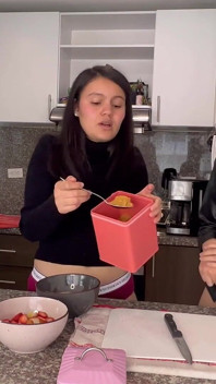 Pregătim căpșuni cremoase și ne distrăm