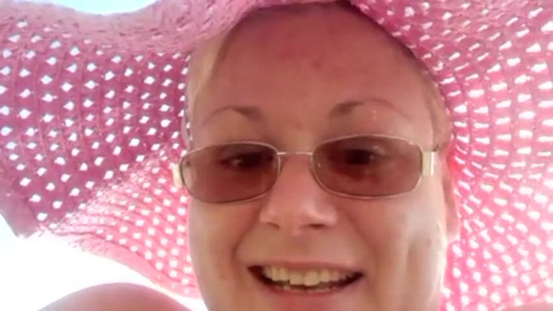 Putarankahotmilf: Webcam spelen, naakt gaan en plassen op het strand