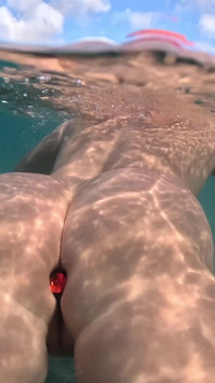 MILF bogel berenang dengan palam dubur di bawah air