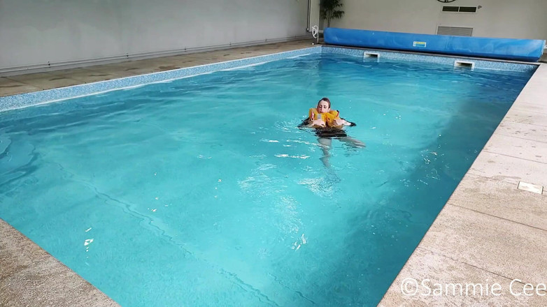 Sammie Cee: pool men kroosavar laiphjaiket samiksha