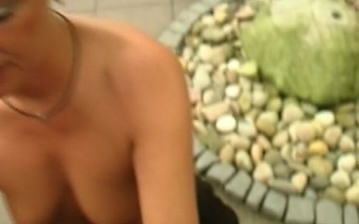 Hardcore German Club: Lei è una signora tedesca a cui piace succhiare il cazzo