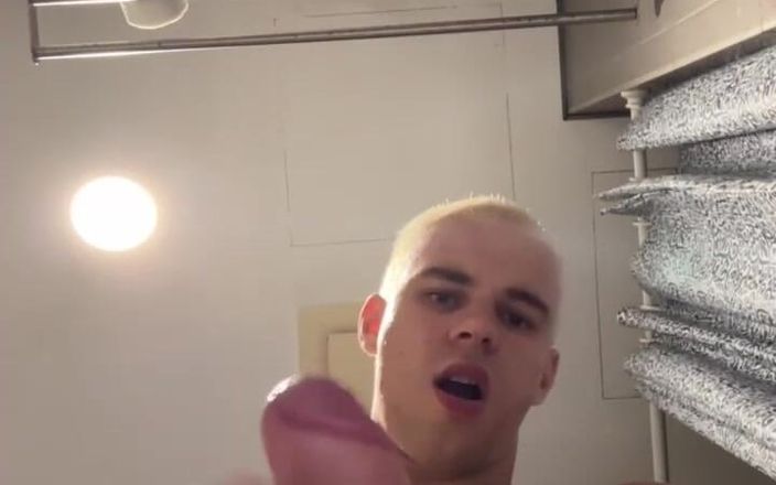 Max_Russell: Ik ging naar het toilet in een hostel en besloot...