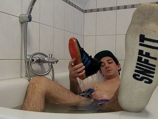 Gay Kink Couple: बाथटब में स्नीकर मस्ती