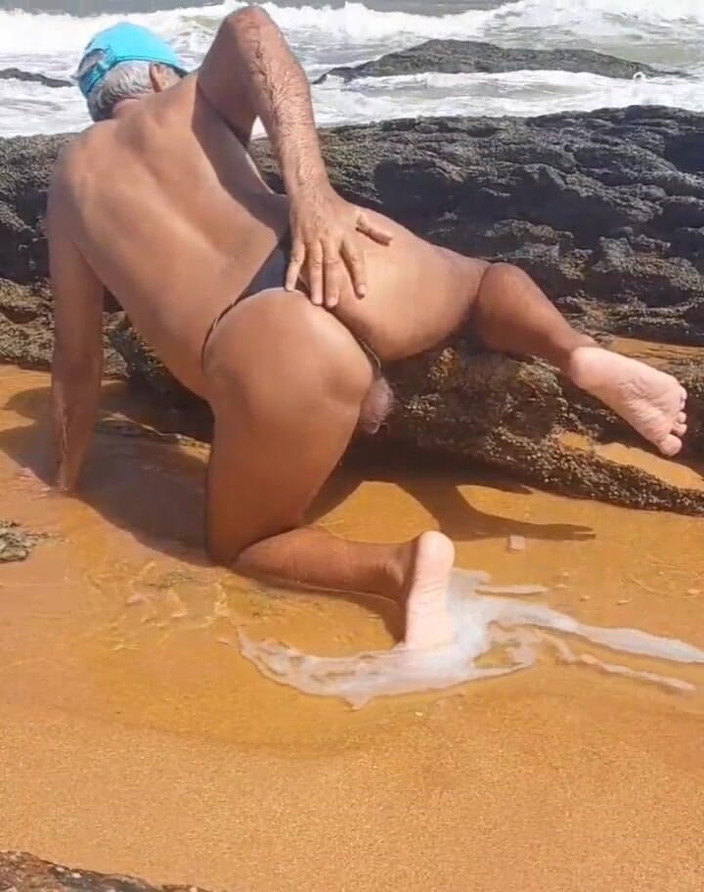 Ladysilvas: Ladysilva travestiet trekt haar slipje uit op het strand om...