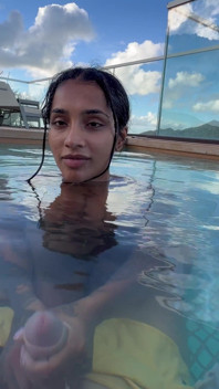 La India Fa Un Pompino Incredibile Nella Piscina Dell'hotel a Tutti I Bicchieri - Yasmina Khan