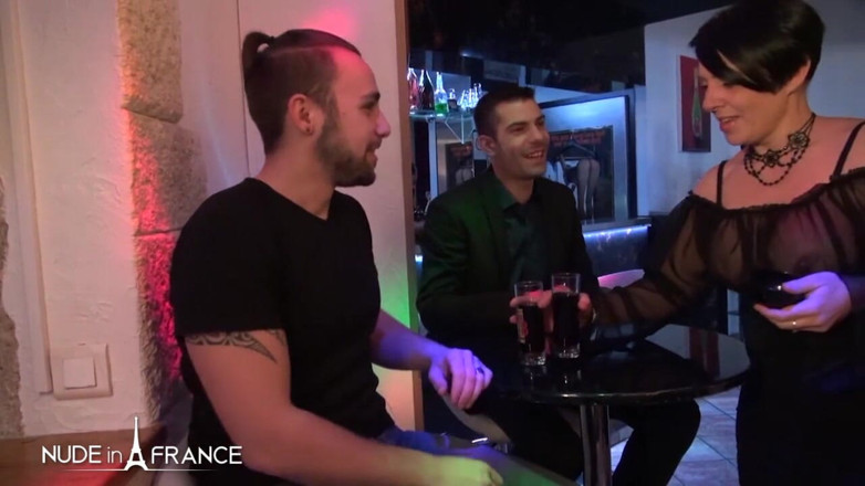 Nude in France: Seorang pria menawarkan istri mudanya di klub swinger dan menontonnya...