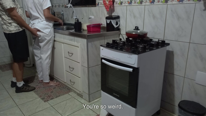 Gabi SweetCouplesStories: 女仆在洗碗时用她的屁股。