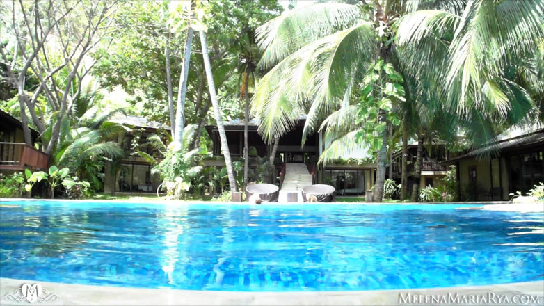 Melena Tara: Squirt und schöner Orgasmus auf Tropicals
