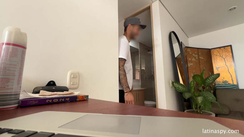 Latinaspy: 大屁股女仆打扫干净，然后给她的老板撸管 第1部分