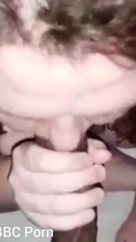 Succhia leccando il suo grosso cazzo nero