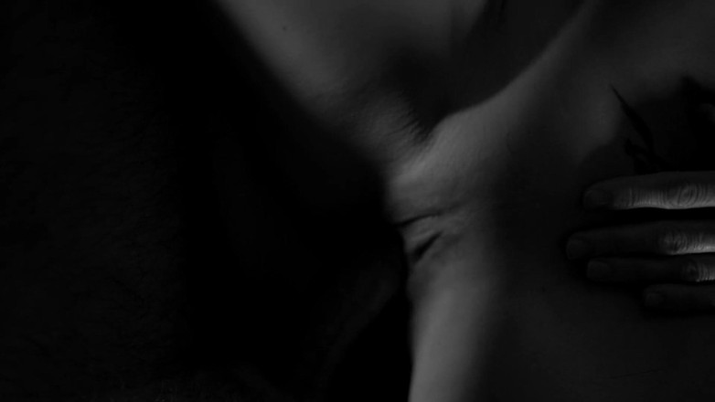 YARzabello: BDSM la troia con il tatuaggio scopa e succhia il...