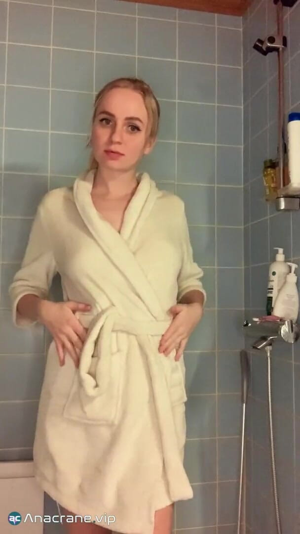 Ana Crane: Sexig tjej med naturliga bröst som fingrar fitta i duschen