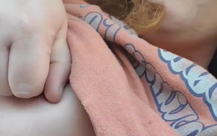 KinkyKatie: Eu decidi brincar com meus peitos bem pelo vizinho que...