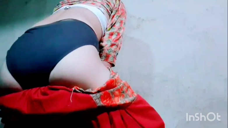 TricolorMusic3: Medan hon pressar brösten över kläderna blir hon gradvis mycket upphetsad...