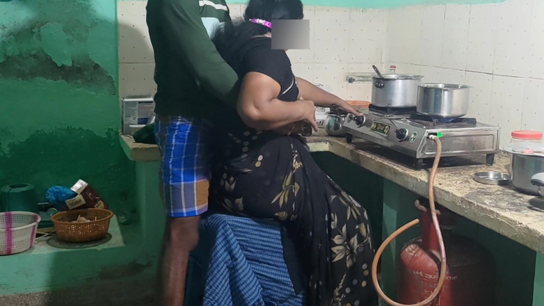 Sky moon: Ibu tiri Memasak Di Dapur Dan Saya Berkongkek dengannya