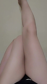 Šťastný nový rok! Stačí se podívat na moje nohy a masturbovat! Vystříkej mi své tlusté sperma.