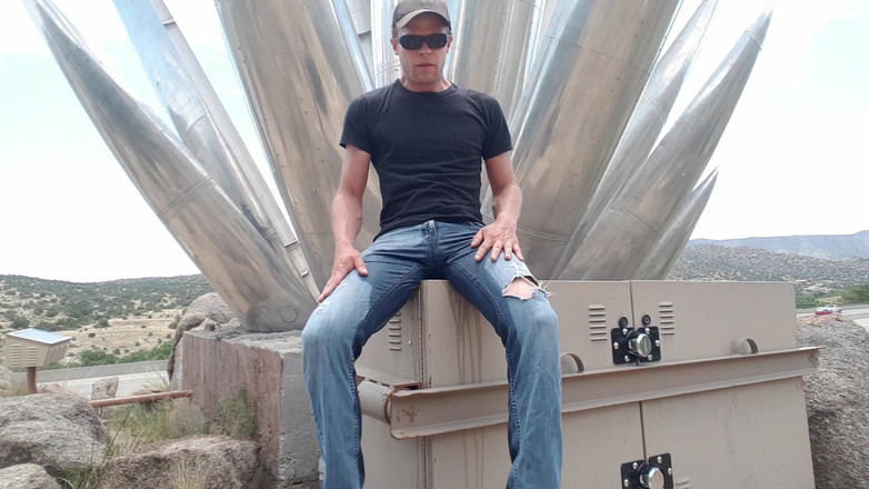 Lapetus: 공공 조각상에서 청바지 오줌 싸기