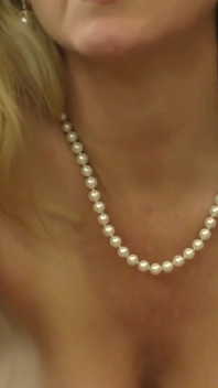 Salope blonde éjaculée sur des seins