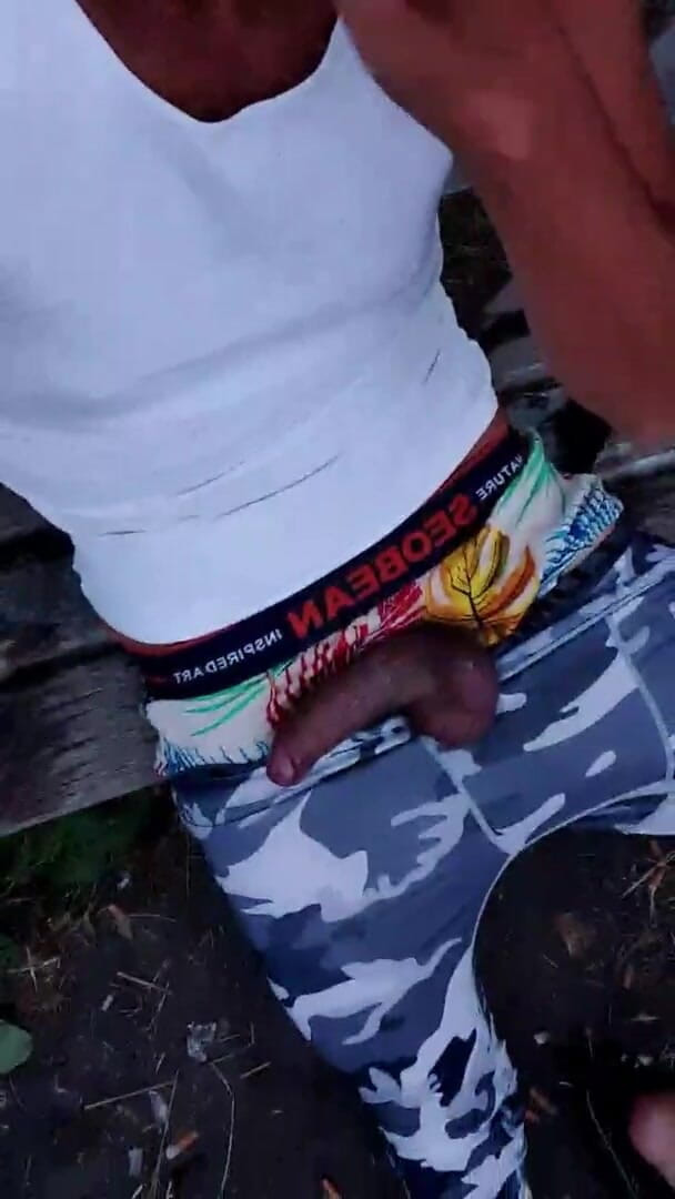 Slutboyben: Публичный эксгибиционист