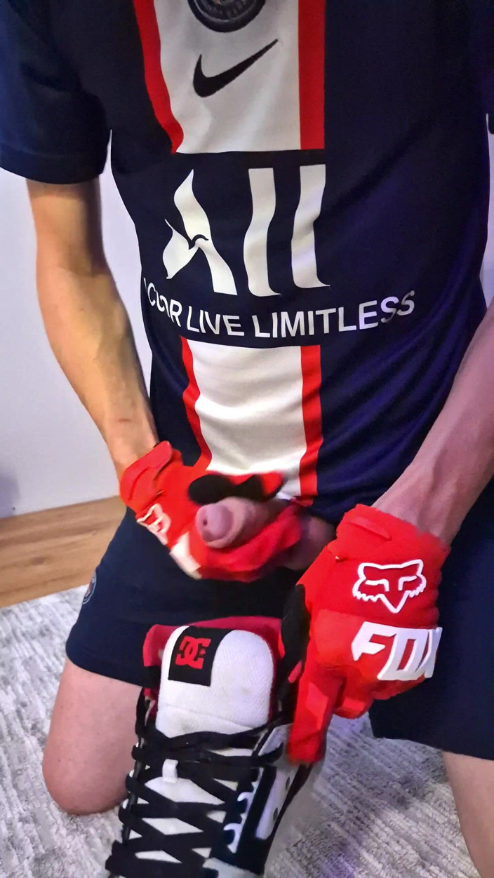 Sneakersmax98: Ik voelde me heet in deze outfit, dus besloot ik...
