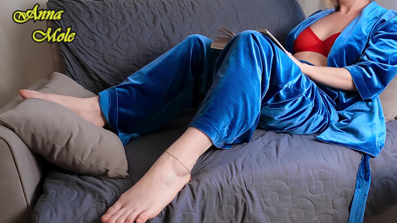 Anna Mole: Het mamma i pyjamas, kan inte sova och börjar smeka...